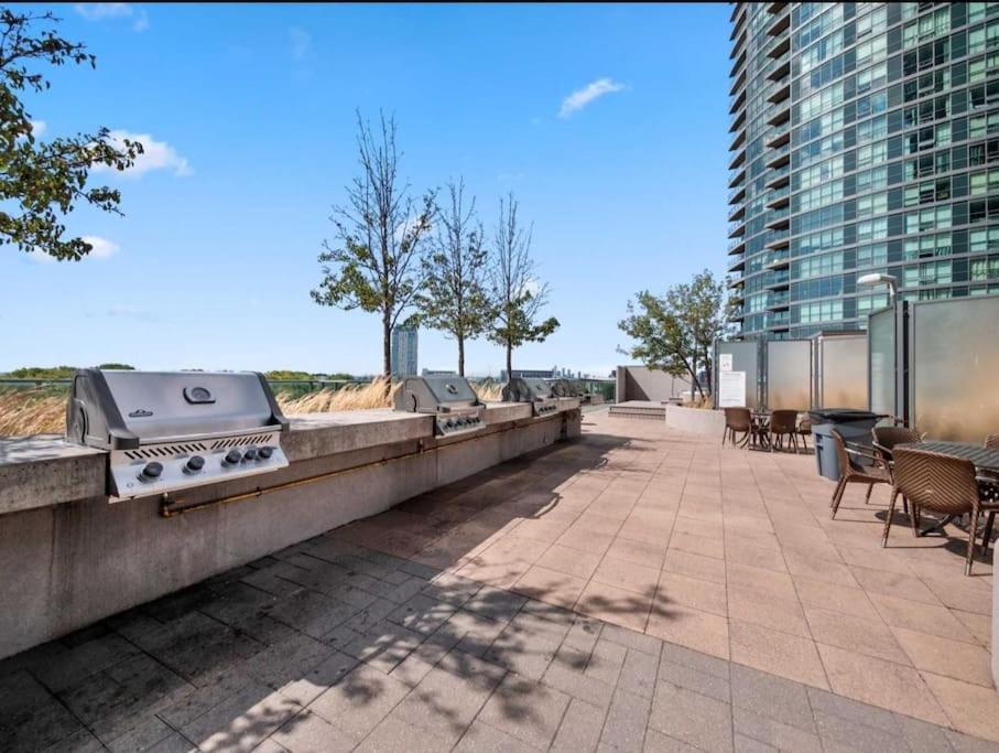Cn Tower View With Free Parking, Pool, & More Amenities Toronto Exteriér fotografie