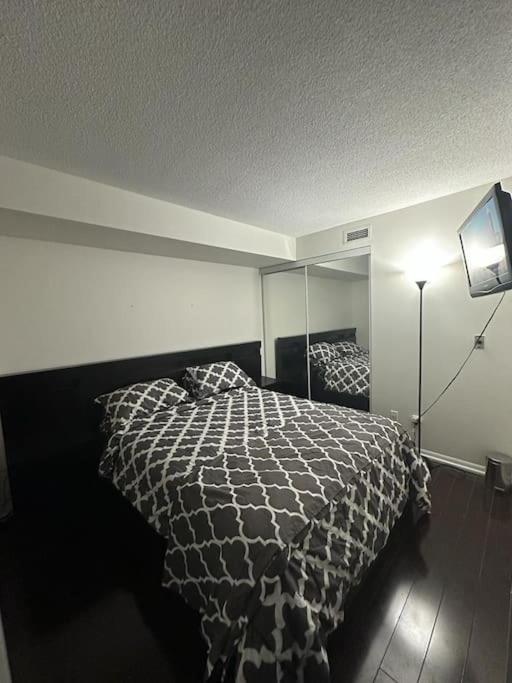 Cn Tower View With Free Parking, Pool, & More Amenities Toronto Exteriér fotografie