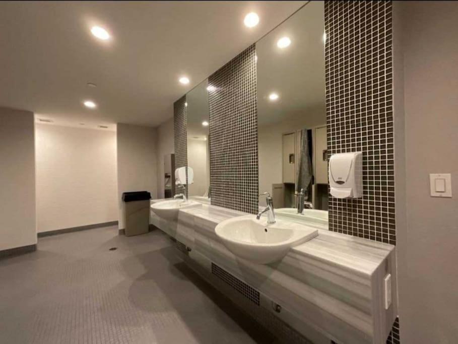 Cn Tower View With Free Parking, Pool, & More Amenities Toronto Exteriér fotografie