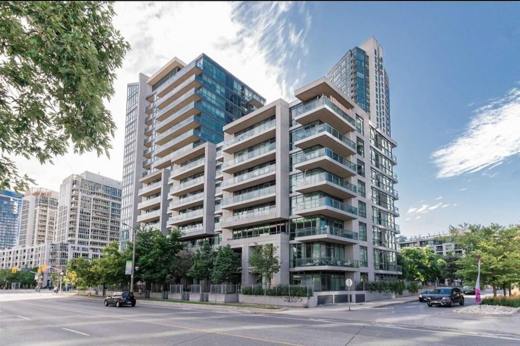 Cn Tower View With Free Parking, Pool, & More Amenities Toronto Exteriér fotografie