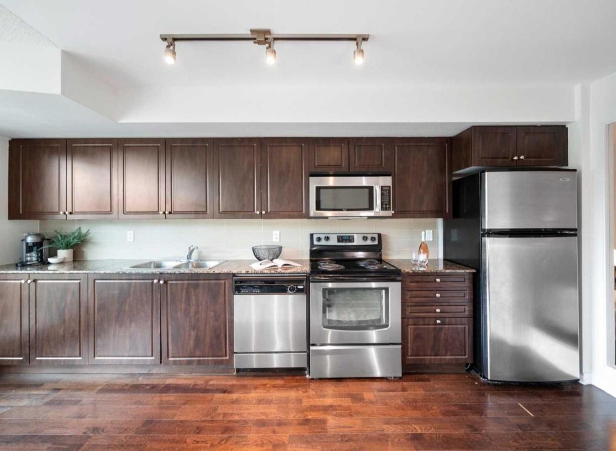 Cn Tower View With Free Parking, Pool, & More Amenities Toronto Exteriér fotografie