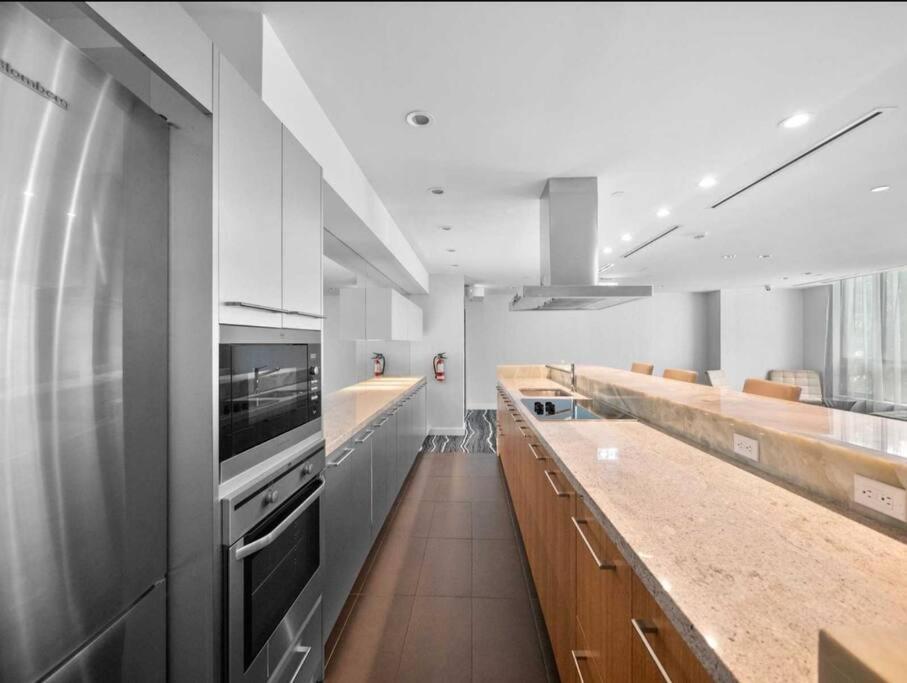 Cn Tower View With Free Parking, Pool, & More Amenities Toronto Exteriér fotografie