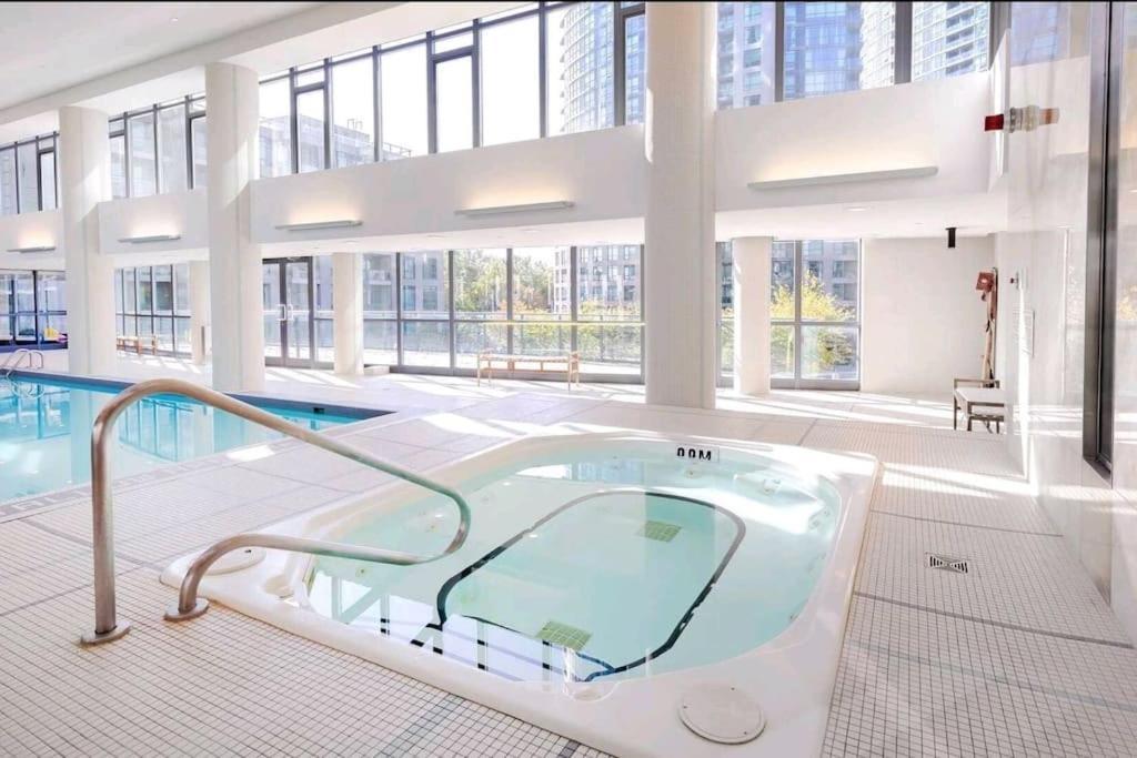 Cn Tower View With Free Parking, Pool, & More Amenities Toronto Exteriér fotografie