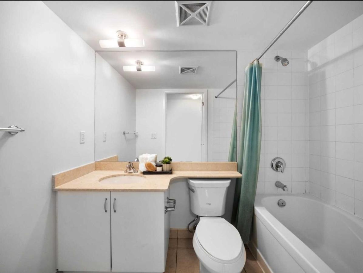 Cn Tower View With Free Parking, Pool, & More Amenities Toronto Exteriér fotografie