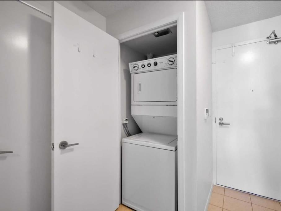 Cn Tower View With Free Parking, Pool, & More Amenities Toronto Exteriér fotografie
